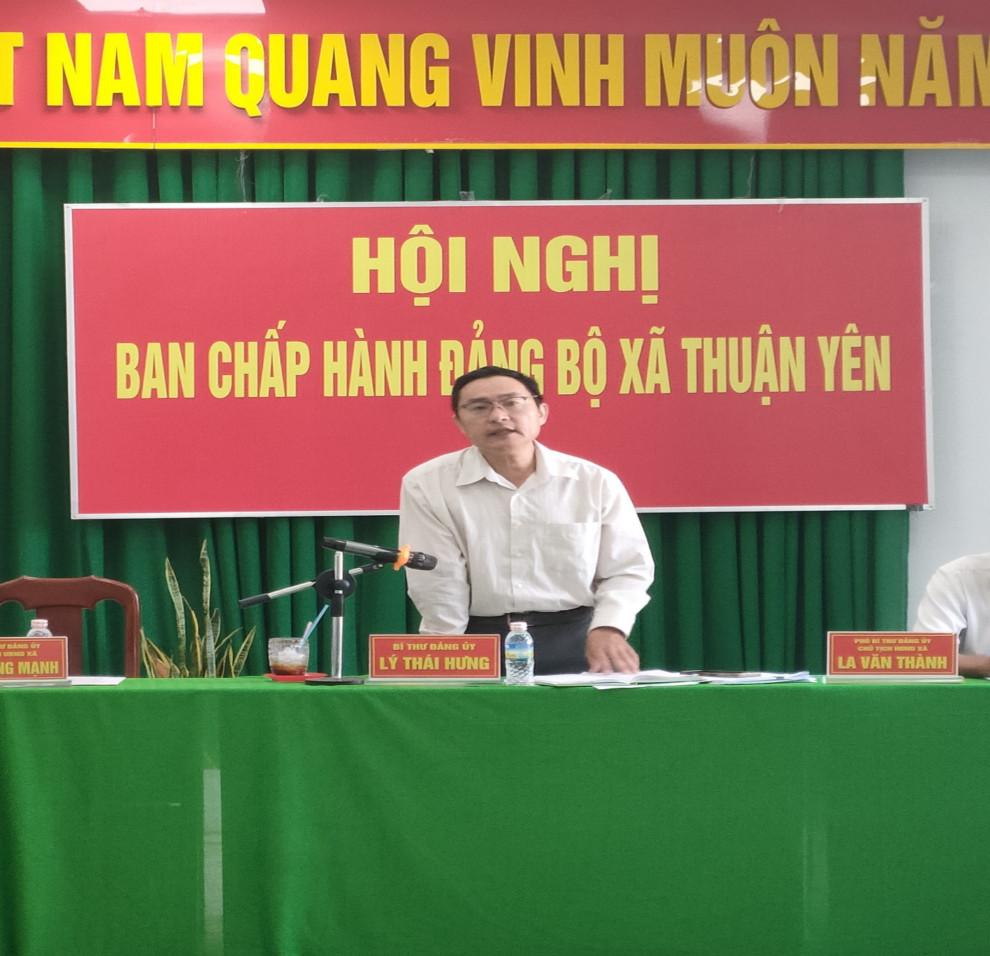 Đồng chí Lý Thái Hưng, Thành ủy viên, Bí thư đảng bộ xã Thuận Yên phát biểu chỉ đạo Hội nghị BCH đảng bộ xã lần thứ 36
